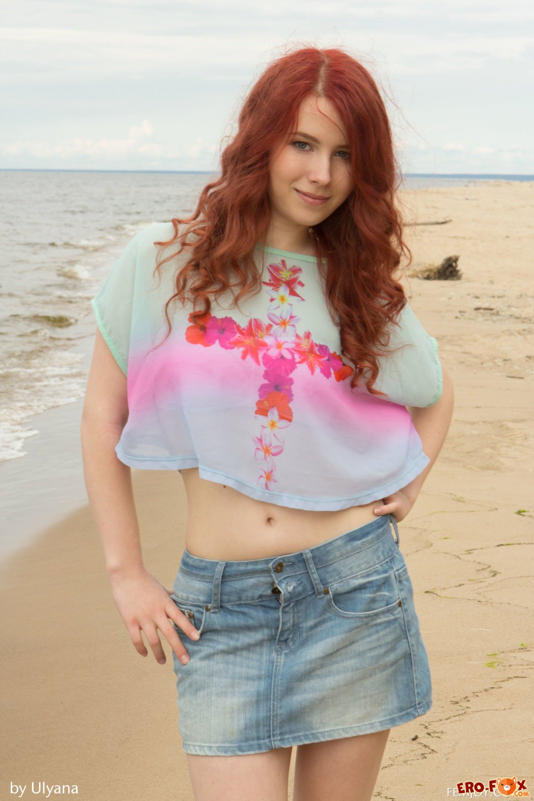 Молодая рыжая девушка разделась на пляже
