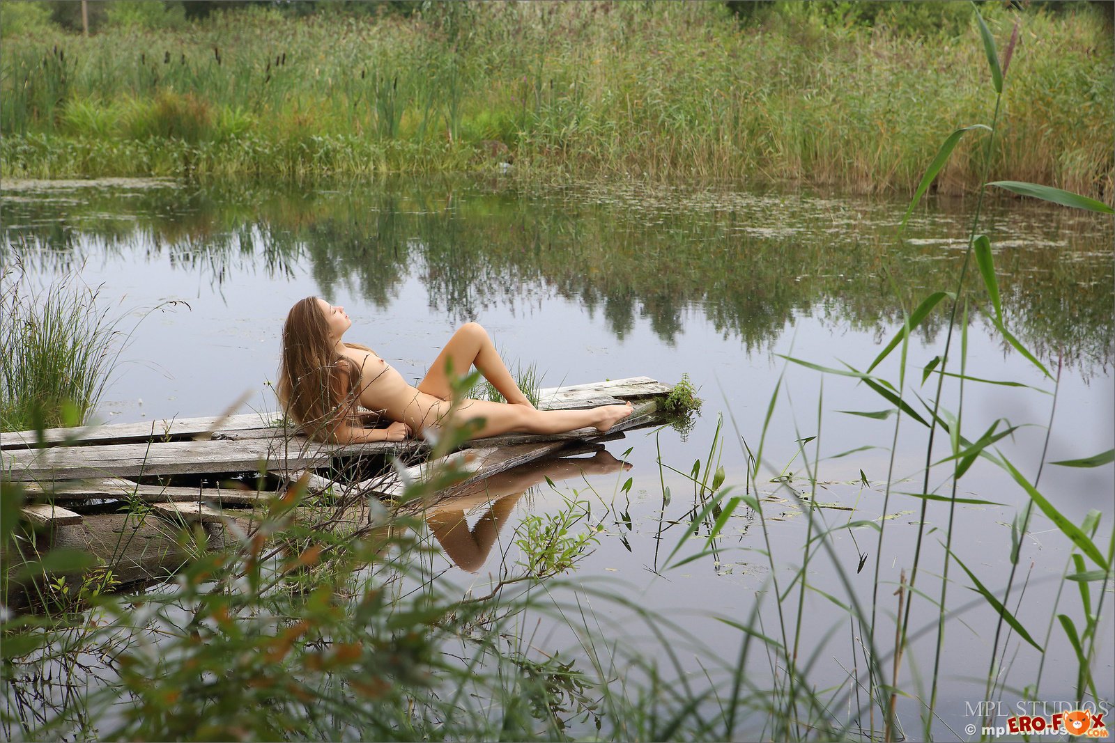 Голая русская девушка на берегу речки