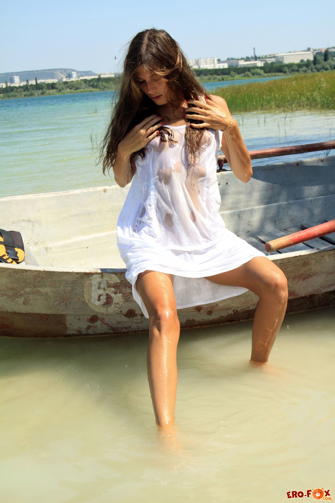 Голая русская девушка в лодке на озере
